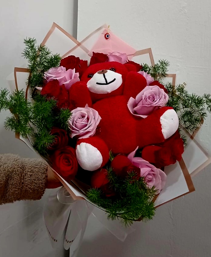 Gül Buketi ve Sevimli Ayıcık