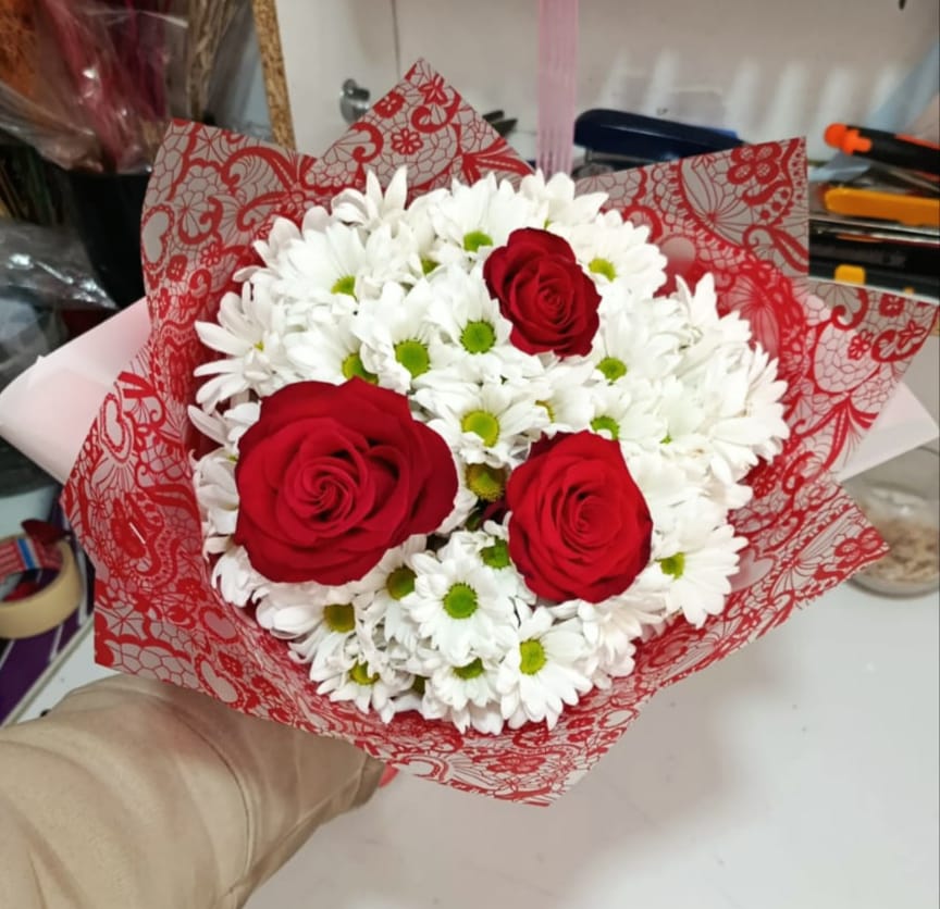 3 gül ve papatyalar 