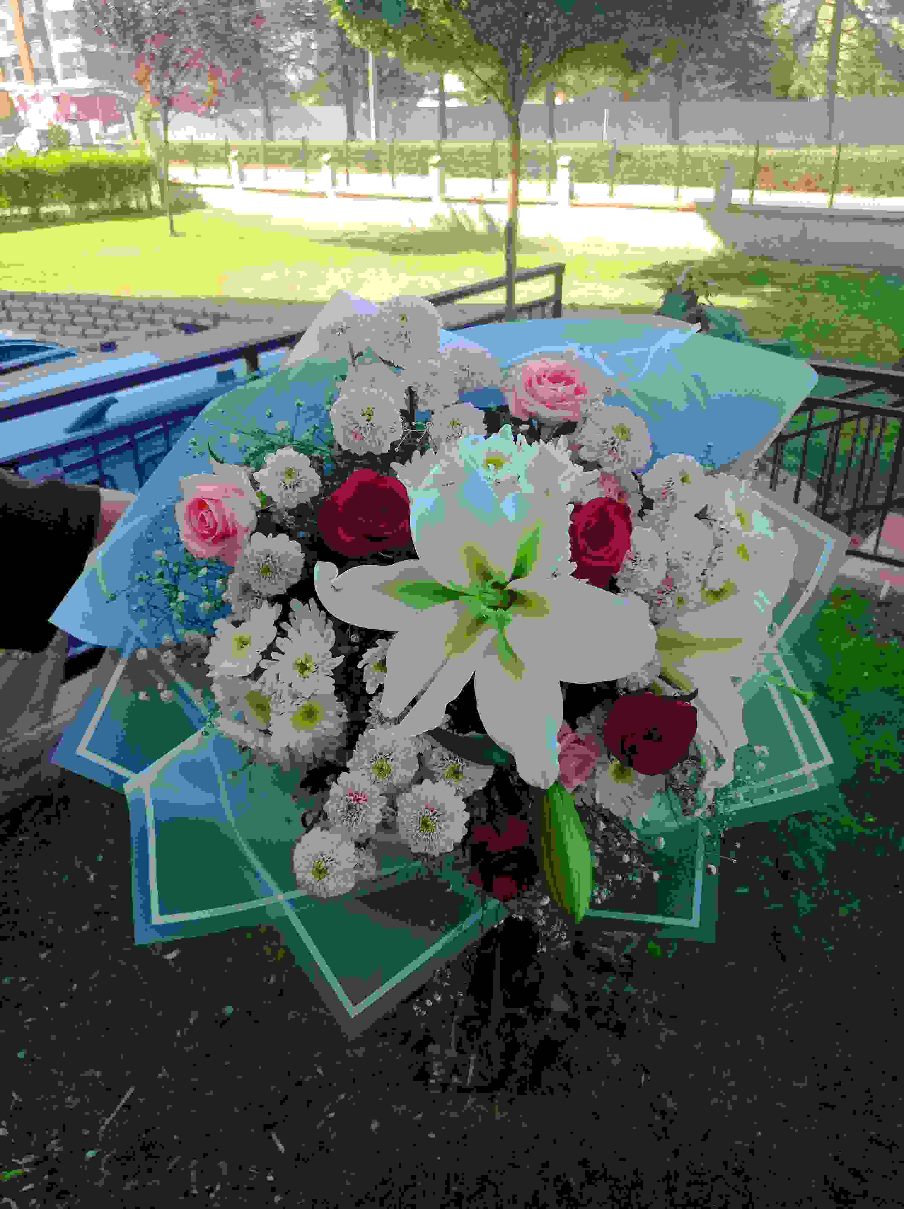 Lilyum ve renkli güller  - Görsel 2